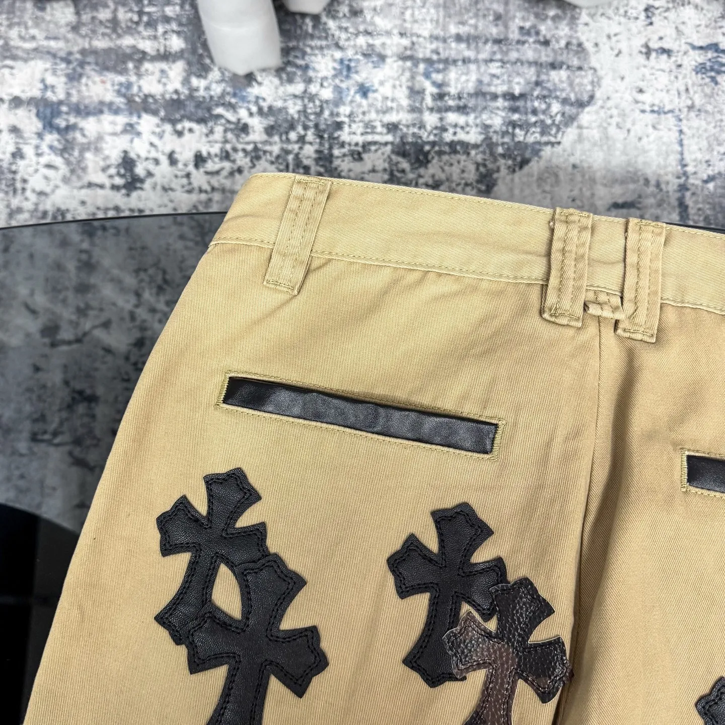 P260 Chrome Hearts/Chrome Hearts camouflage checkerboard horsehair cross patch leather jeans - Full of exploring the ultimate in fashion, Chrome Hearts' new Chrome Hearts pants cleverly integrate camouflage cross, checkerboard horsehair cross and other elements to break traditional boundaries. The clever fusion of Mattyboy’s same style, overalls and khaki jeans brings endless matching inspiration to fashionistas.  This pair of Croxin overalls not only presents a unique retro style, but also combines comfort and sophistication with its wide-leg, loose design. The mid-high waist design matches a lazy and casual style, which not only makes the legs longer but also maintains a casual feel, it is a must-have fashion choice for trendy men and trendy women.  Khaki overalls are unique in leather matching and color selection, making them the leader among overalls. Chrome Hearts' khaki cross chino casual pants have a prince-like aristocratic feel. The pants have 40 panels of leather and full texture. The W34 size is perfectly presented and has become the focus of the forefront of fashion. Whether it's for daily wear or a trendy try, these pants can bring you an excellent fashion experience.  Color: Khaki Size: 28 30 32 34 corresponding size s-xl